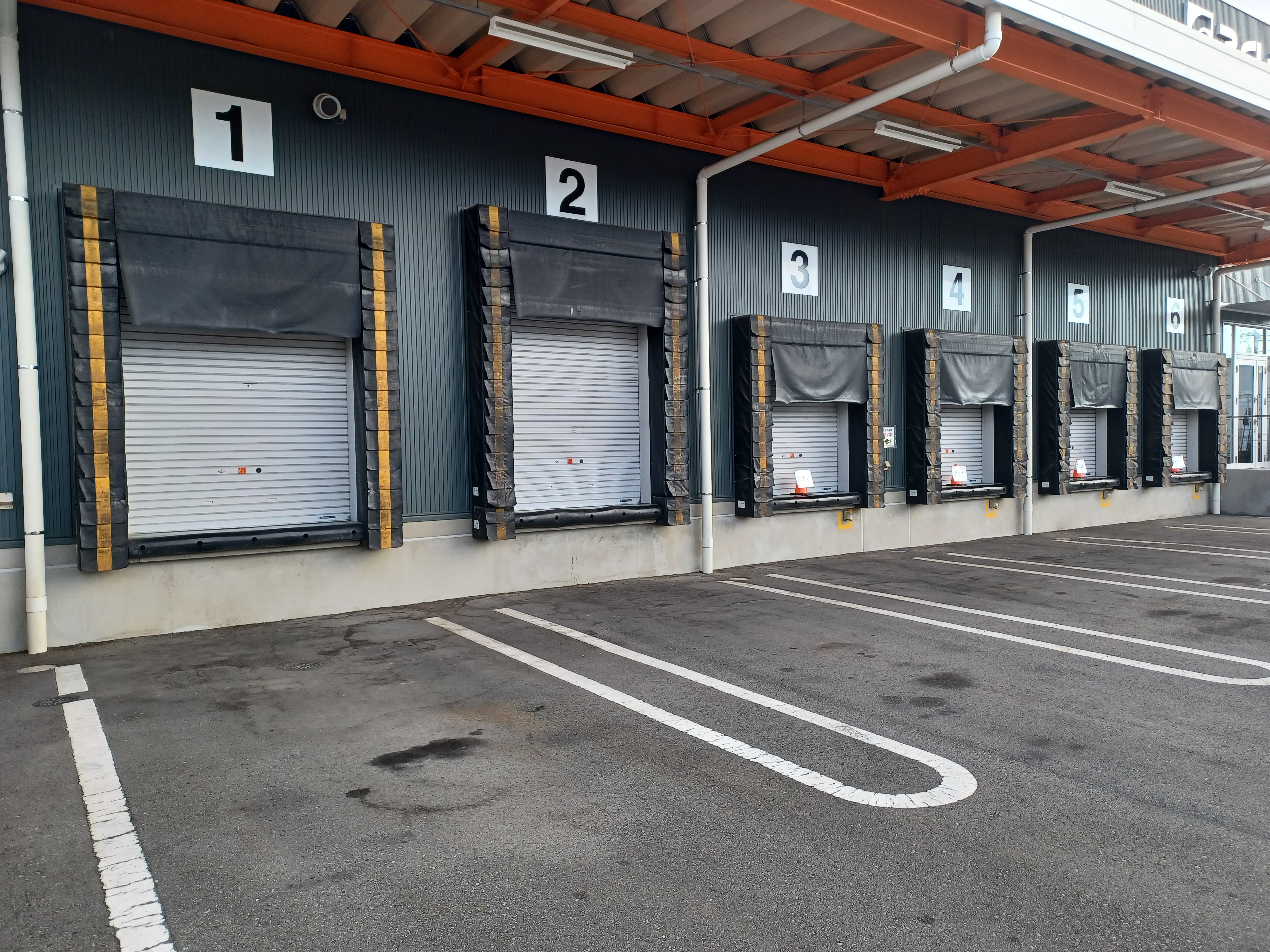  箱がいっぱいの広い部屋の内部。