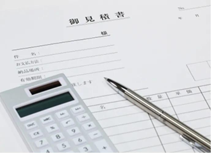 ペンと計算機が中国語の文字がある紙の上に配置されています。