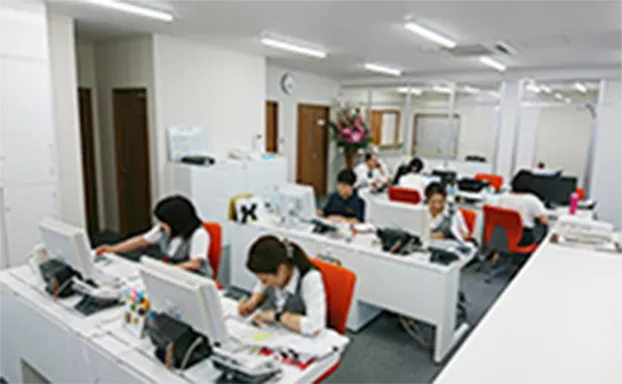 多くの人がコンピュータで働く大きなオフィスの内部