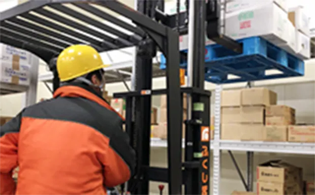 大きな倉庫の中に、箱が満載された棚が並んでいる様子