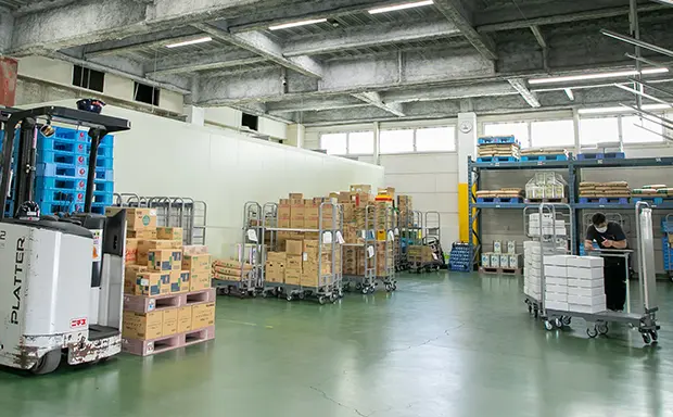 さまざまな商品が置かれた倉庫の風景を示す画像