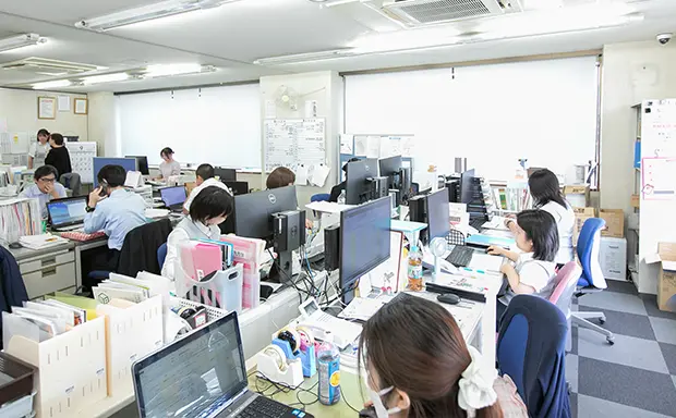 発電所の前に停まっている白いトラックの画像